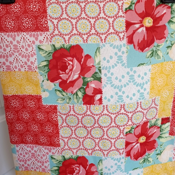 Pioneer woman patchwork tablecloth 82x 118. - Picture 2 of 3